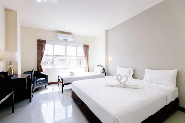 غرفة عائلية بسرير كينج وسرير فردي، Panwalee Hotel 1/8