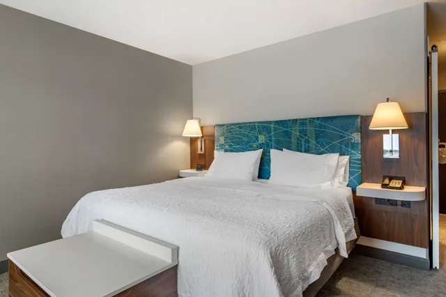غرفة قياسية بسرير كينج، Hampton Inn & Suites by Hilton Edmonton/West 3/4