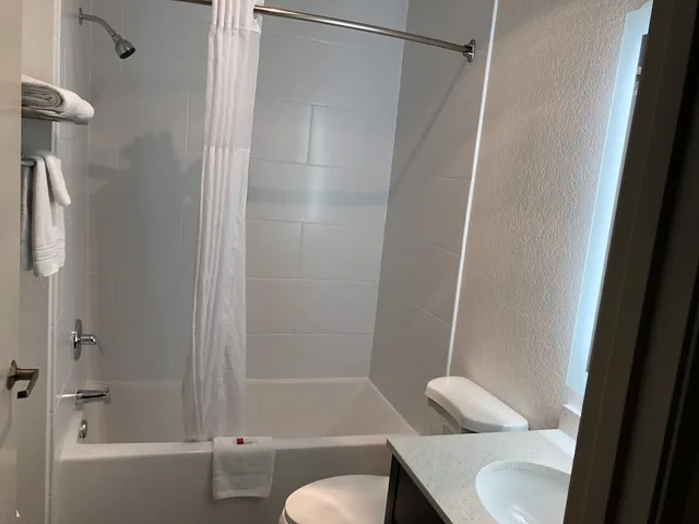 غرفة بسرير كوين، Red Lion Inn & Suites Elk Grove Village, IL 6/6