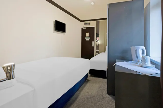 غرفة قياسية بسريرين منفصلين، OYO The Baltimore Hotel 3/5