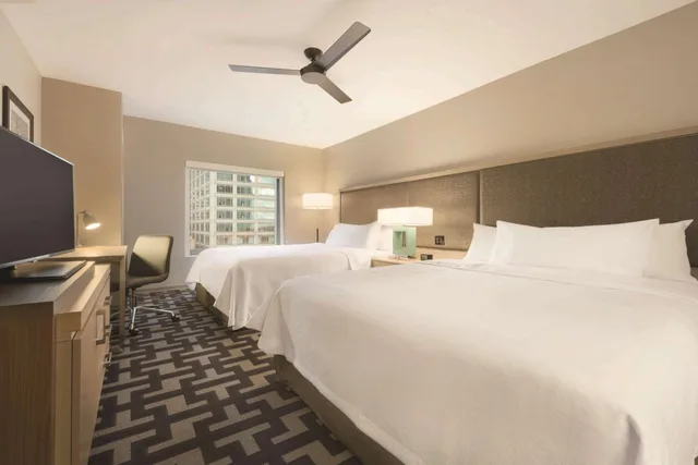 جناح بسريرين كوين بإطلالة على المدينة بغرفة نوم واحدة مع أريكة، Homewood Suites by Hilton Chicago West Loop Fulton Market Area 1/6