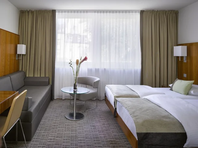 غرفة بريميير بسرير كوين بإطلالة على الحديقة، K+K Hotel Am Harras 1/1