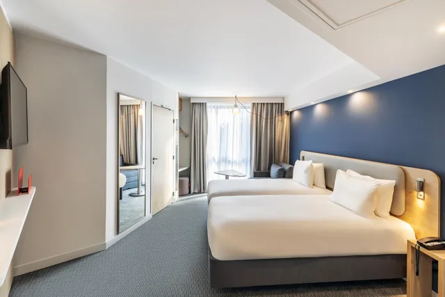 غرفة بسريرين منفصلين مع أريكة، Holiday Inn Express Paris - Poissy, an IHG Hotel 1/7