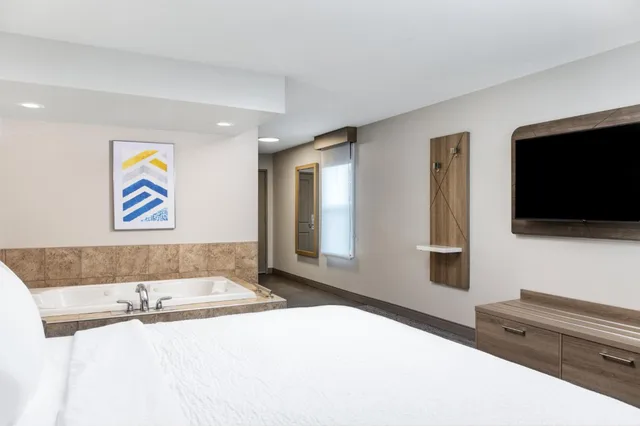 غرفة بسرير كينج بحوض جاكوزي، Holiday Inn Express Hotel And Suites Green Bay East 1/10