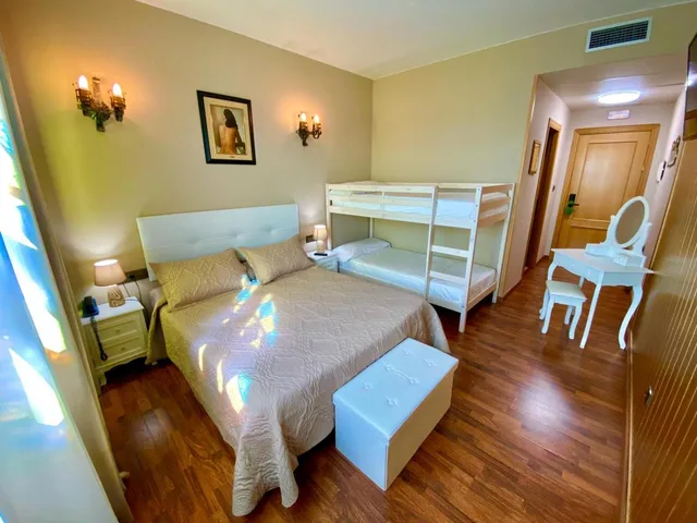 غرفة رباعية، Hotel Castillo Bonavia 3/9