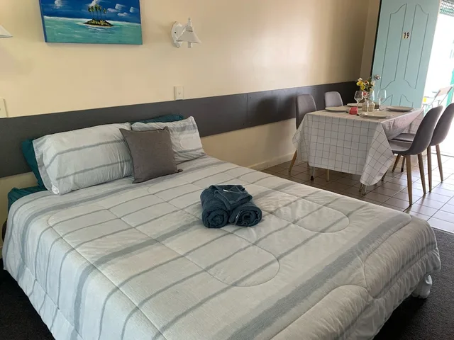 غرفة عائلية بسرير كوين وسريرين منفصلين، CENTRAL POINT MOTEL 1/3