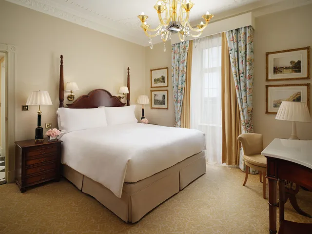 جناح جونيور ديلوكس بسرير كينج، The Savoy Hotel 2/3
