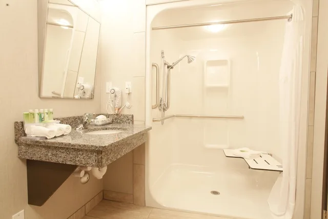 جناح بسرير كينج لذوي الإعاقة، Holiday Inn Express Fort St John 3/3