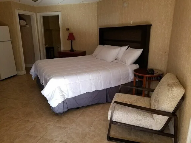 غرفة ديلوكس بسرير كينج للمدخنين، Cedar Park Whirlpool Suites 2/5