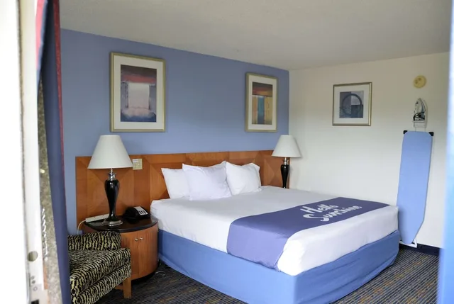 غرفة قياسية بسرير كينج يُسمح فيها بالحيوانات الأليفة، Days Inn by Wyndham Luray Shenandoah 5/10
