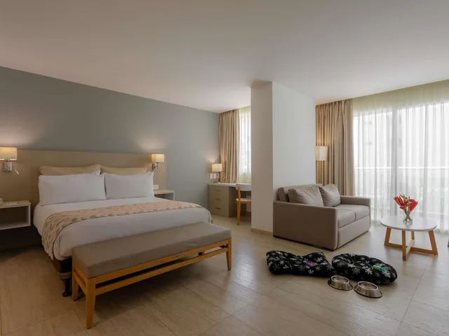 غرفة ديلوكس بسرير كوين مع أريكة، Mercure Santa Marta Emile 7/10