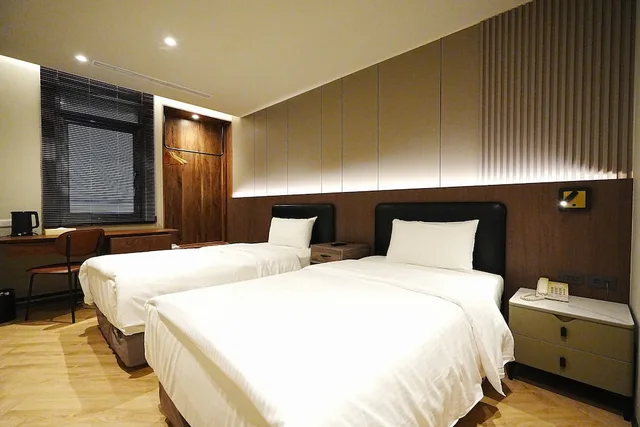 Superior, Twin Beds, York Hotel 3/4