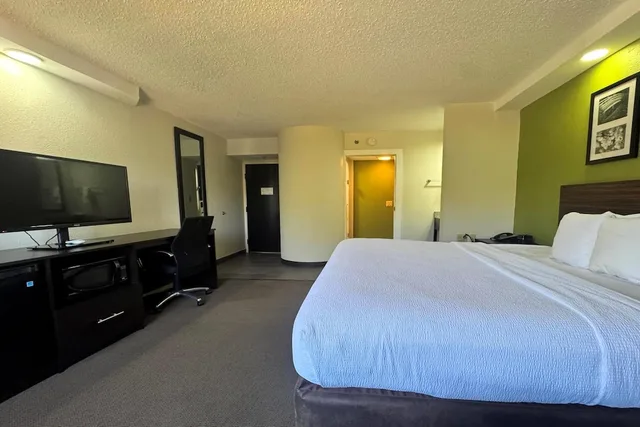 غرفة بسرير كينج لذوي الإعاقة، Travelodge by Wyndham Flowood 2/10