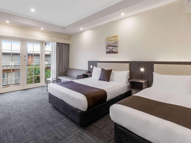 Upgrade, 1 Queen and 1 Single Bed, Accessible، Quality Hotel Melbourne Airport 3/10