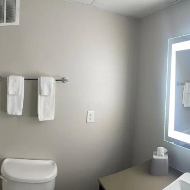 جناح بسرير كوين بغرفة نوم واحدة، Holiday Inn Express & Suites Marquette, an IHG Hotel 7/10