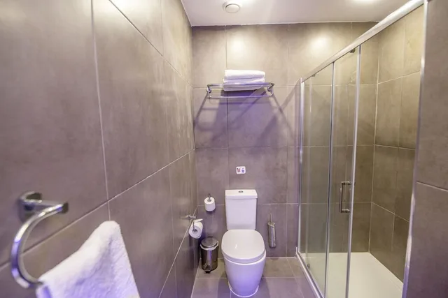 شقة فاخرة بسريرين منفصلين بغرفتي نوم مع أريكة، Anthea Hotel Apartments 2/2