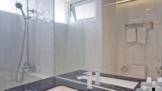 غرفة بسرير كوين بشرفة، Front One Resort Magelang 9/10