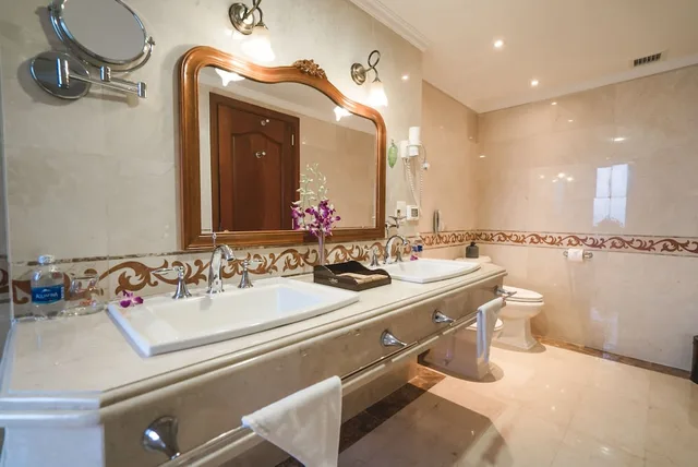 جناح ملكي بسريرين كينج، Hotel Grand Saigon 10/10