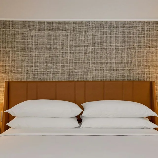 Guest Room, King Bed, City View, Low Floor, Sheraton Grand Sacramento 5/8