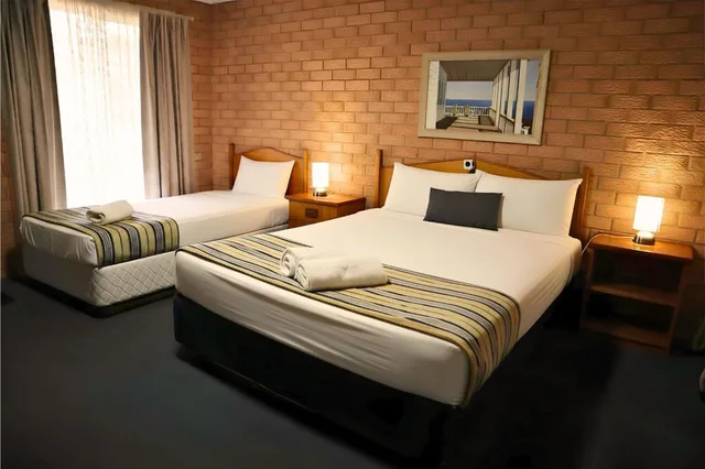 Room, 1 Queen and 1 Single Bed, Accessible, AALANA MOTOR INN 2/5