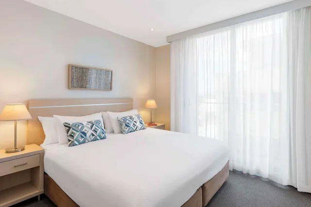غرفة تنفيذية بسرير كوين وسريرين منفصلين بغرفتي نوم، Oaks Glenelg Liberty Suites 1/3