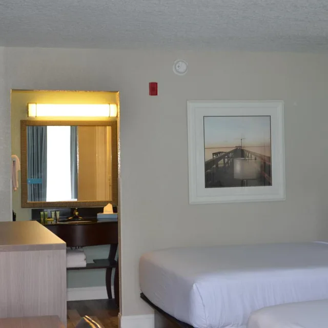 Renovated, Queen Bed, Pool View، Opal Hotel and Suites 5/7