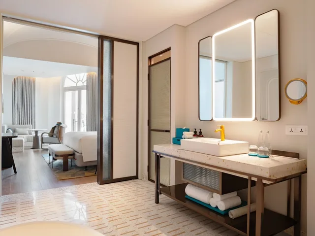 جناح بسرير كينج بشرفة، La Festa Phu Quoc, Curio Collection by Hilton 3/5