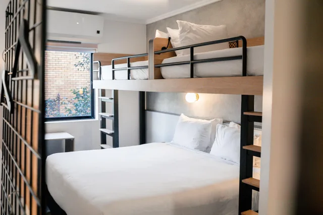 غرفة بسرير كينج وسرير بطابقين، Hotel Totto Wollongong 1/2