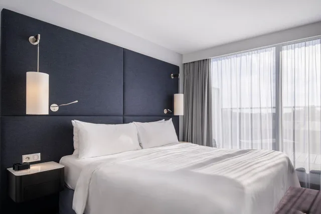 City, Eiffel View, Terrace، Renaissance Paris Arc de Triomphe Hotel 3/10