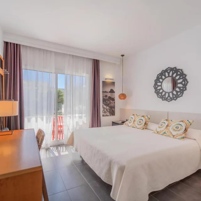 غرفة ديلوكس بسرير مزدوج، Palladium Hotel Cala Llonga - Adults Only 1/6