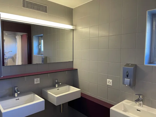غرفة قياسية رباعية بحمام مشترك، Lausanne Youth Hostel Jeunotel 3/6