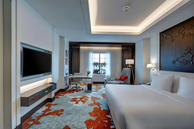 غرفة تنفيذية بإطلالة على المسبح مع دخول الصالة، RADISSON BLU HOTEL AJMAN 3/7