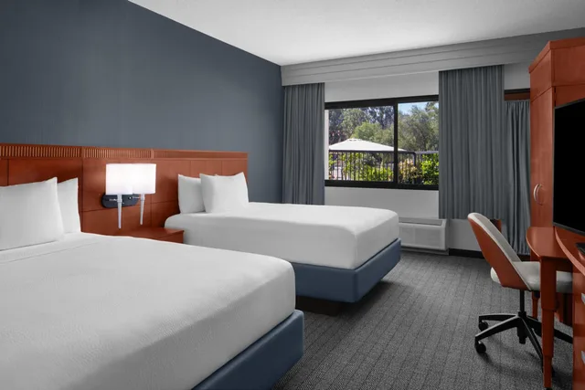 غرفة بسرير كوين بحوض استحمام لذوي الإعاقة، Courtyard by Marriott San Diego - Rancho Bernardo 4/9