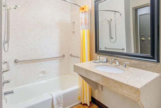 غرفة بسريرين كوين لذوي الإعاقة، La Quinta Inn & Suites by Wyndham Oklahoma City - Moore 6/8