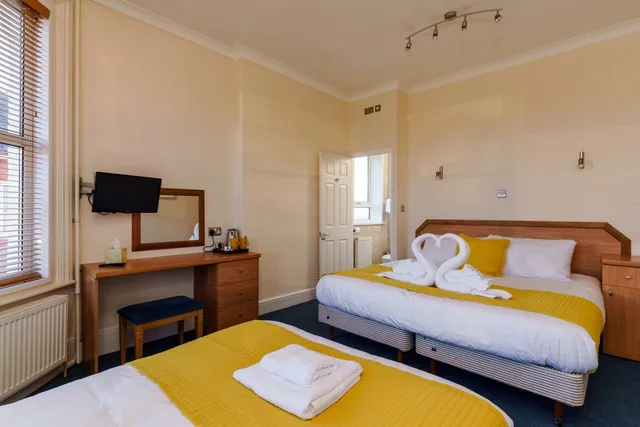 غرفة رباعية بحمام خاص، St Andrews Hotel B B 1/7