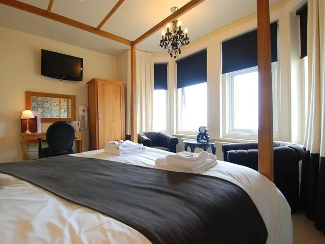 Luxury, King Bed, Sea Front, Sea View، The Gladstone 1/3