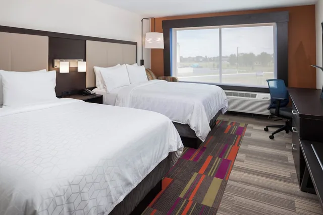 غرفة قياسية بسريرين كوين لذوي الإعاقة، Holiday Inn Express Suites Bourbonnais East Bradley 1/3
