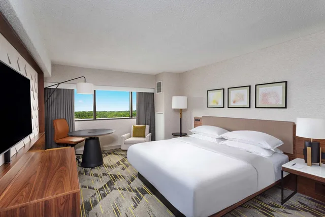 Standard, King Bed, Sheraton Edison Hotel Raritan Center 1/6