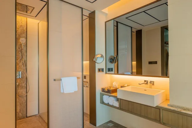 غرفة بريميوم بسريرين منفصلين بإطلالة على البحر، Howard Johnson Plaza by Wyndham Blue Bay Sihanoukville 4/4