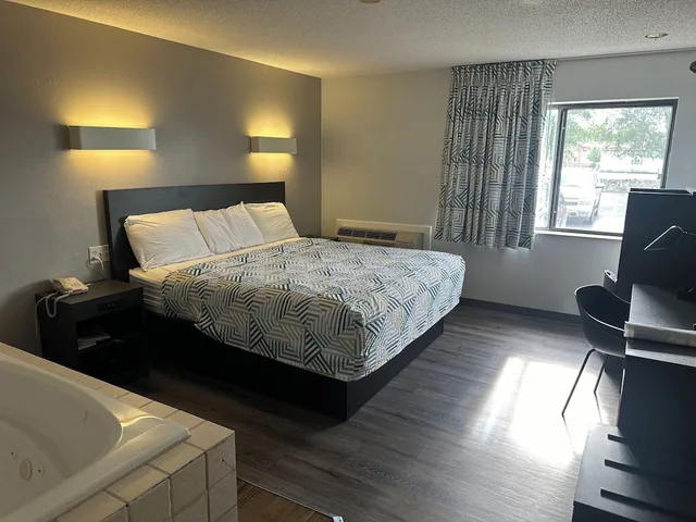 غرفة ديلوكس بسرير كينج بجاكوزي، Motel6 Wisconsin Rapids Wi 4/9