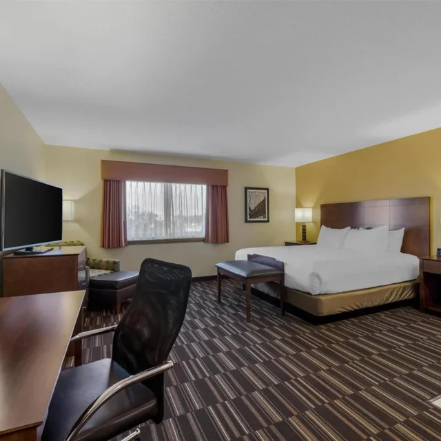 Room, King Bed, Hot Tub, Best Western Falcon Plaza 2/10