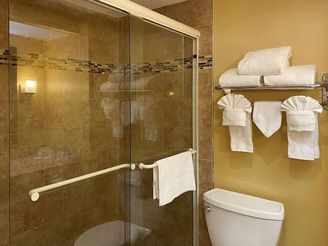 غرفة قياسية بسرير كينج، Clarion Hotel & Conference Center Toms River 8/10