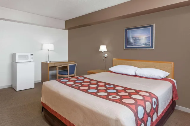 Room, Double Bed, Super 8 By Wyndham Medicine Hat Ab 1/1