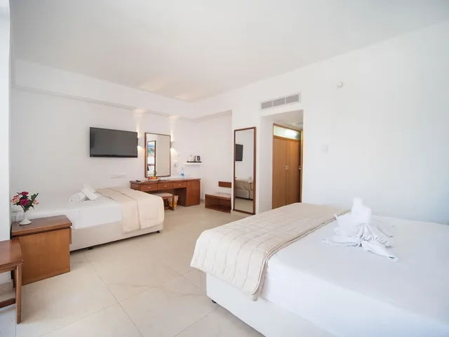 غرفة عائلية بإطلالة على المسبح، Avlida Hotel 2/6