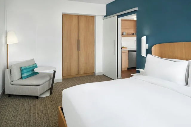 جناح بسرير كينج مع أريكة، Element by Marriott Branson 2/3