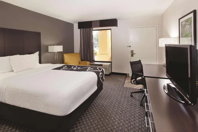 غرفة بسرير كوين، La Quinta Inn & Suites by Wyndham Charleston Riverview 2/2