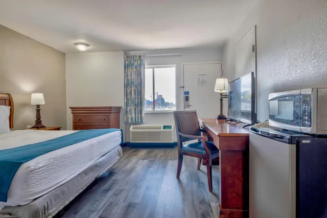 1 King Bed - Mobil Access Tub Nsmk Micfridg، Motel6 Harrisburg, PA – Near PA Expo Center 2/10