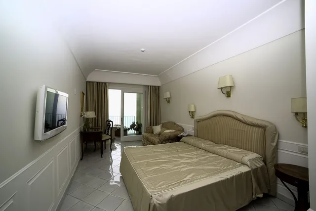 غرفة ديلوكس بسرير كوين بإطلالة على البحر بشرفة، Hotel Villa Fraulo 2/5