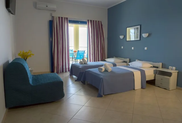 شقة عائلية بسريرين منفصلين وسرير كوين بإطلالة على البحر بغرفتي نوم مع أريكة، Loukas Hotel &amp; Apartments 2/5