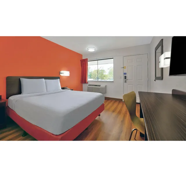1 Queen Bed - Micfridge, Motel6 Columbus, GA 2/4